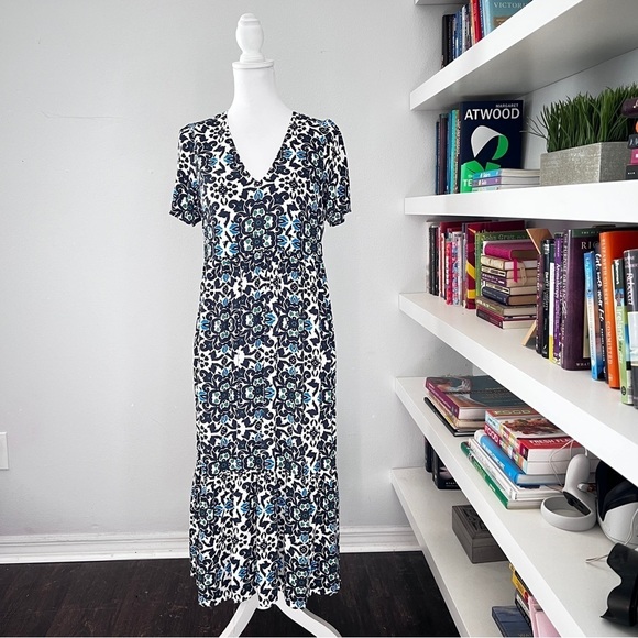 Boden blue & white v-neckk tiered maxi size 8p - Picture 3 of 15